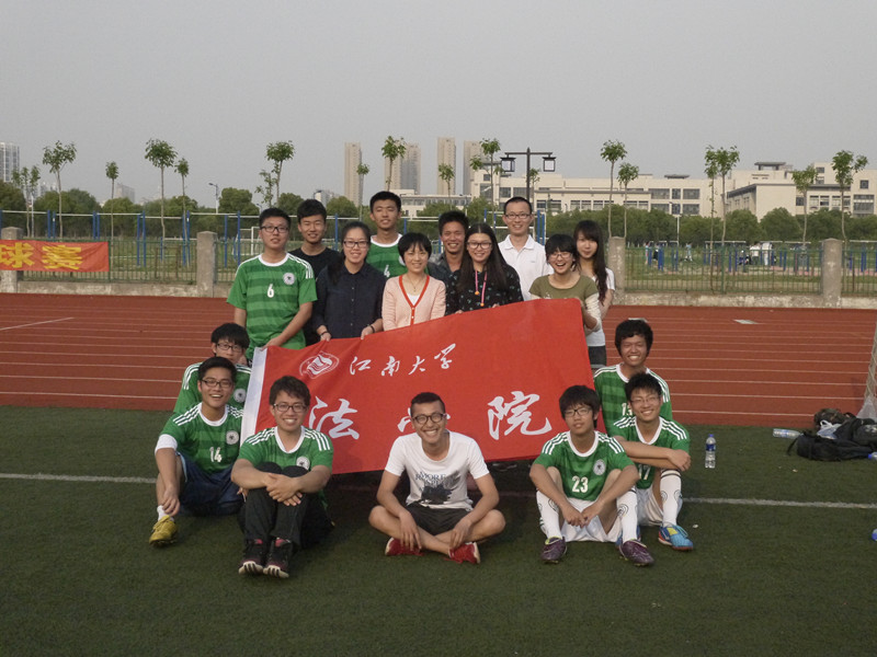 青春飞扬，球场争雄——英国威廉希尔公司官网参加校男子足球赛