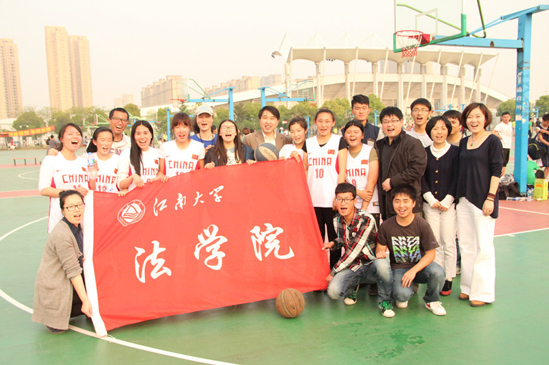 我院女篮在2014年校篮球联赛中夺冠