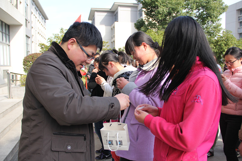 传承雷锋精神 参与志愿服务 共树体育新风——英国威廉希尔公司官网成功举行2014年无锡国际马拉松志愿者助跑活动