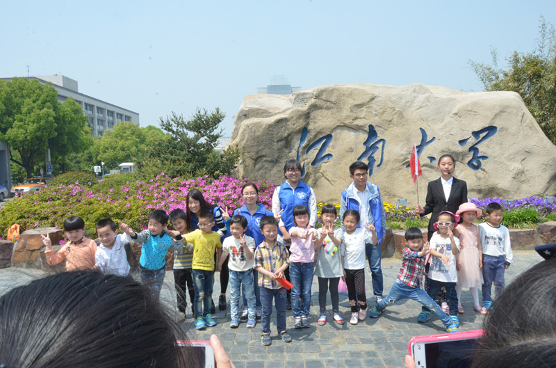 英国威廉希尔公司官网青年志愿者组织开展校园亲子服务活动