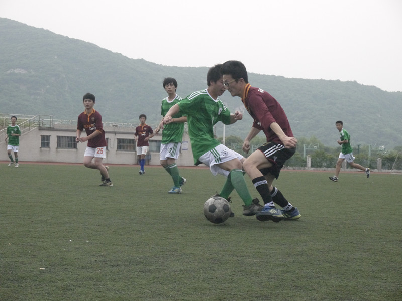 青春飞扬，球场争雄——英国威廉希尔公司官网参加校男子足球赛