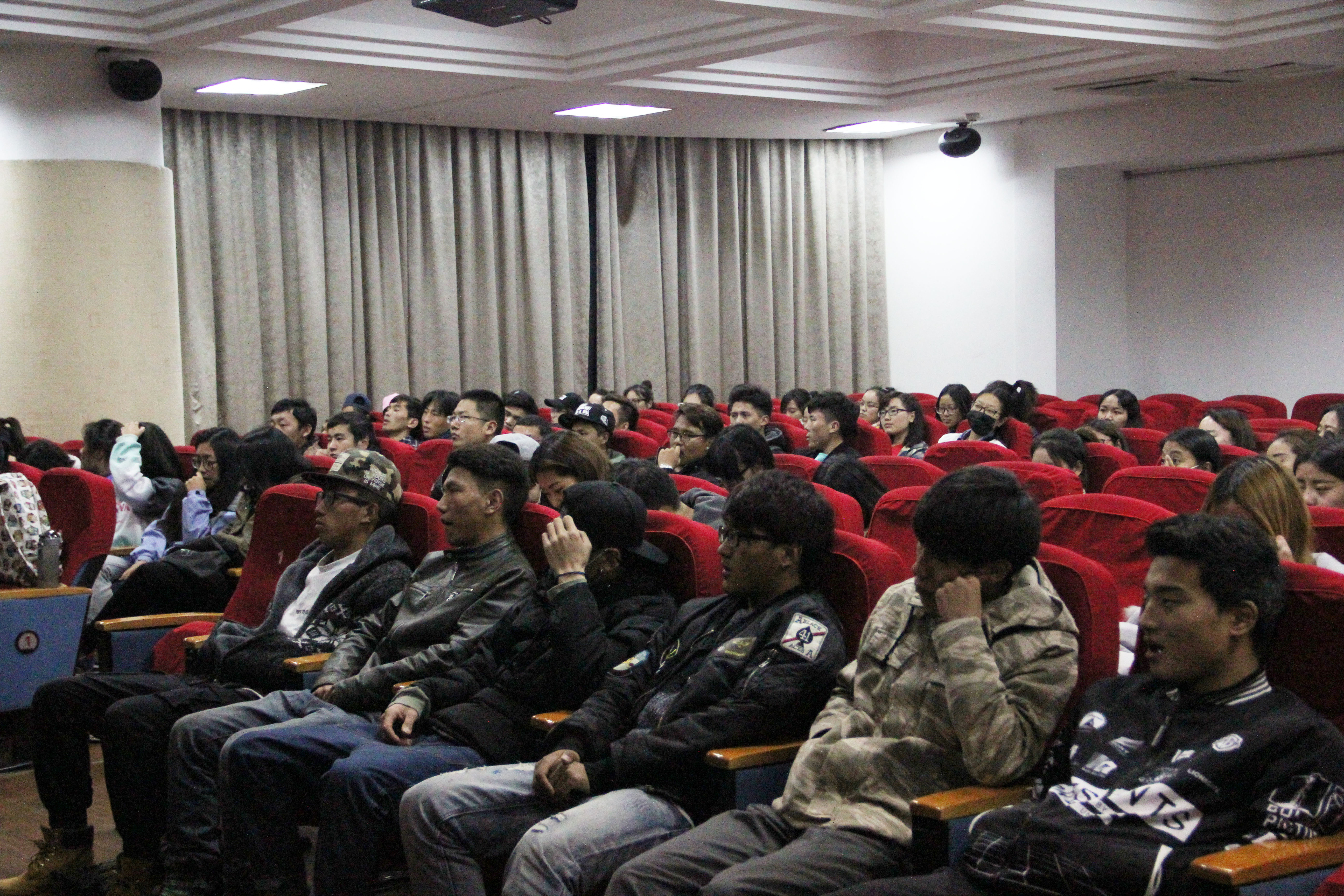 英国威廉希尔公司官网组织全校西藏籍学生观看大型纪录片《西藏》