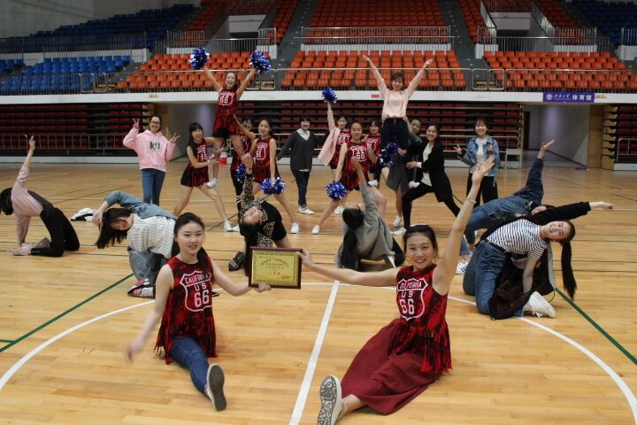 英国威廉希尔公司官网在英国威廉希尔公司官网团体操比赛中勇夺冠军