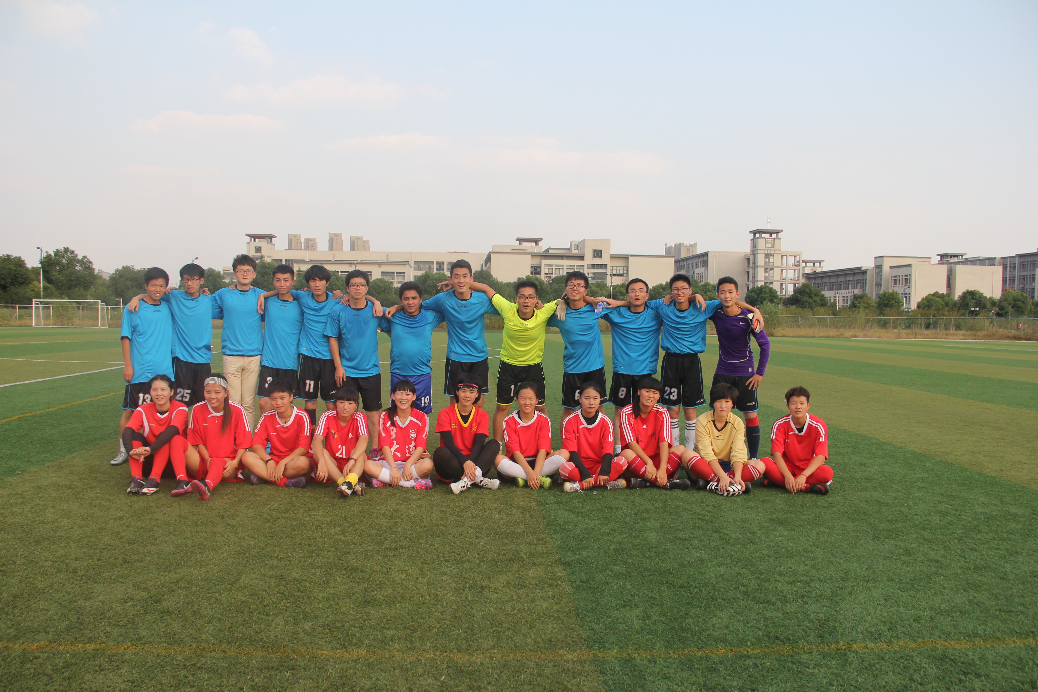 铭记拼搏，激扬青春——英国威廉希尔公司官网男足和校女足友谊赛圆满落幕