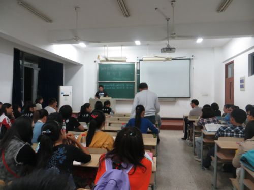 学院新生辩论赛拉开帷幕