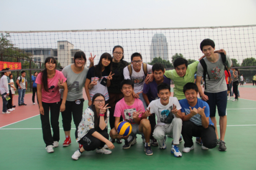 我院排球队在2013年度校学生排球赛中勇夺冠军