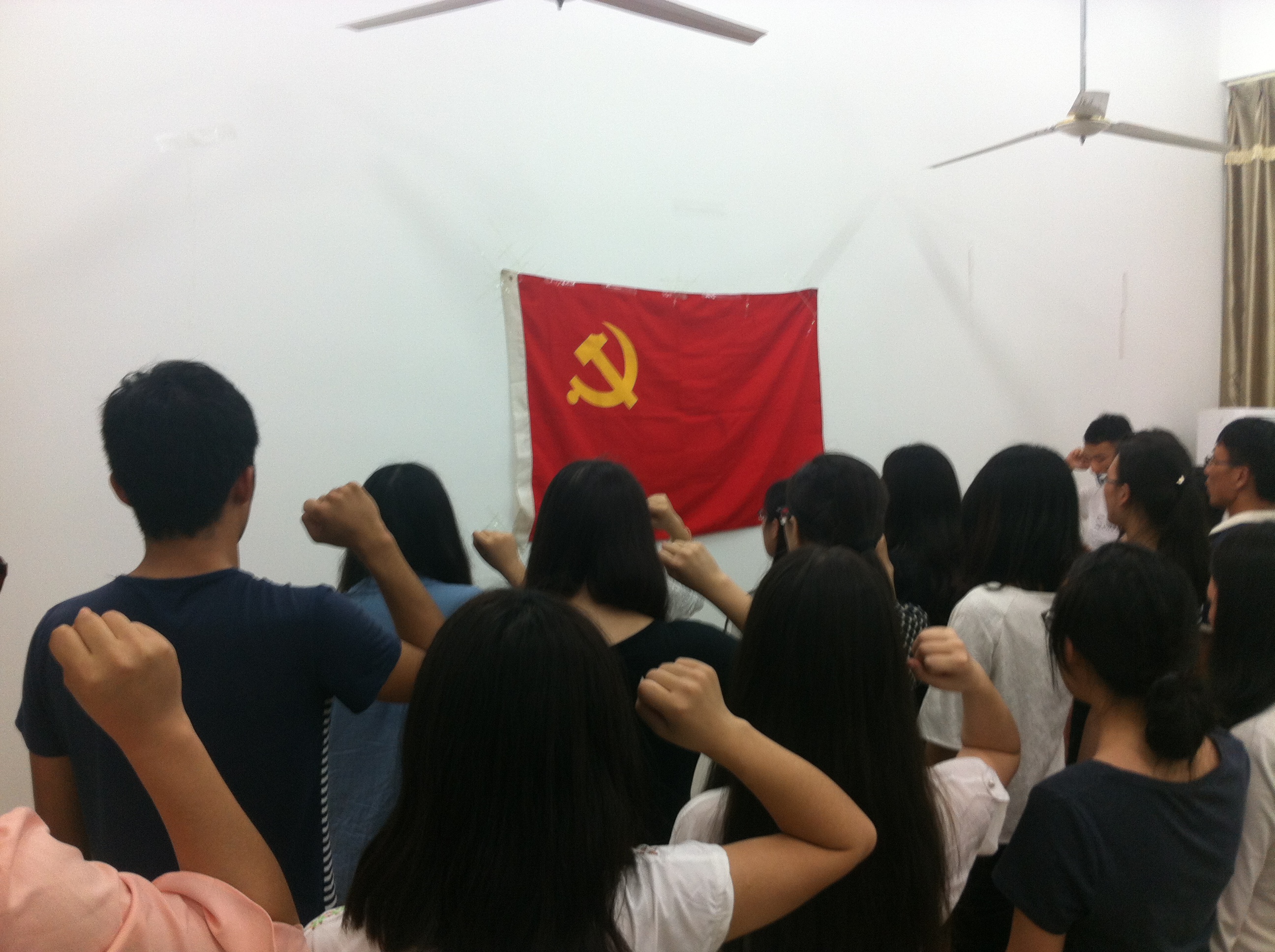 时刻铭记崇高誓言——英国威廉希尔公司官网举行新党员入党宣誓仪式
