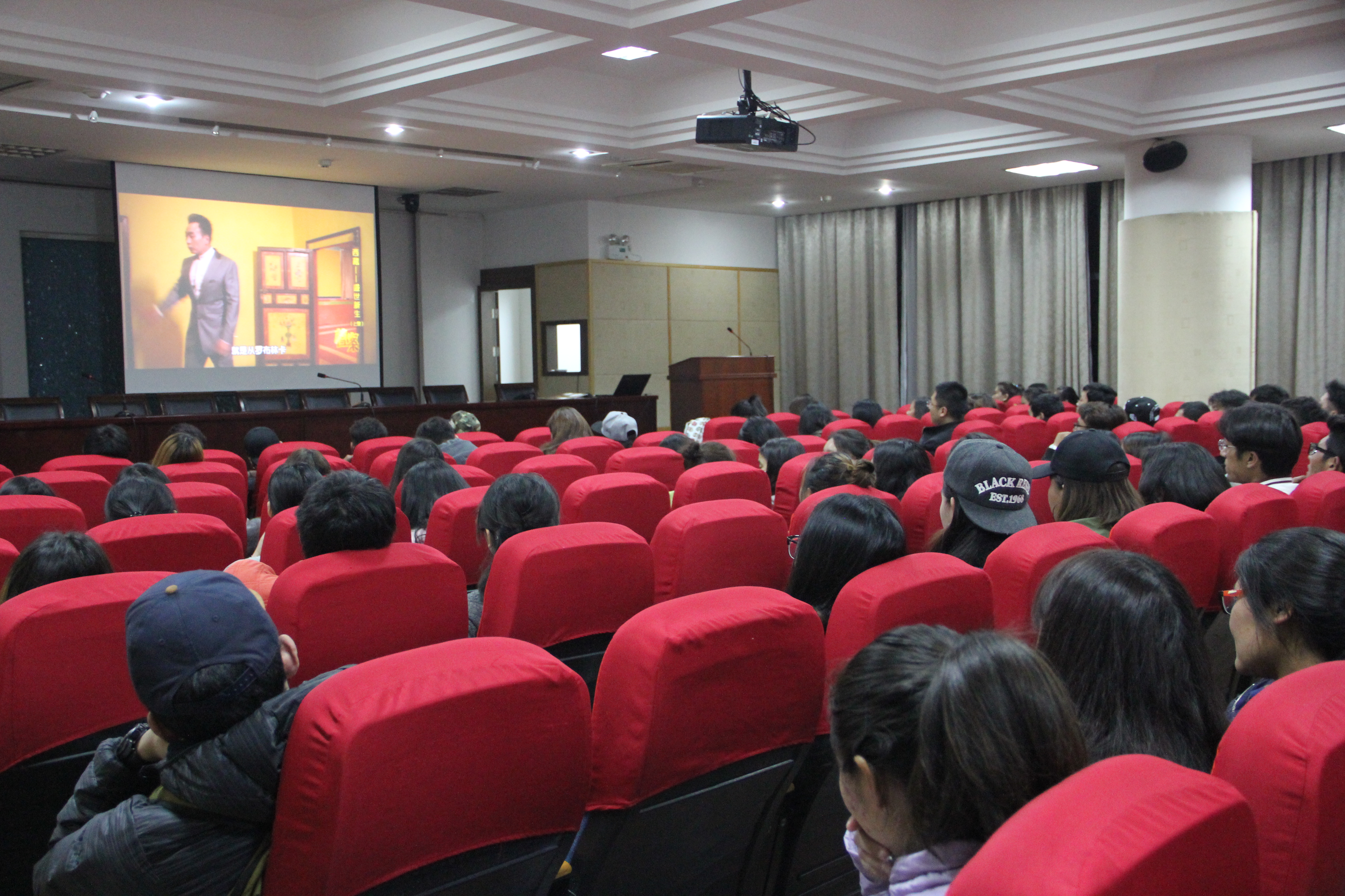 英国威廉希尔公司官网组织全校西藏籍学生观看大型纪录片《西藏》