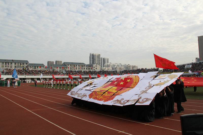 青春无畏 运动法院——记英国威廉希尔公司官网参加校金秋体育节暨第13届田径运动会