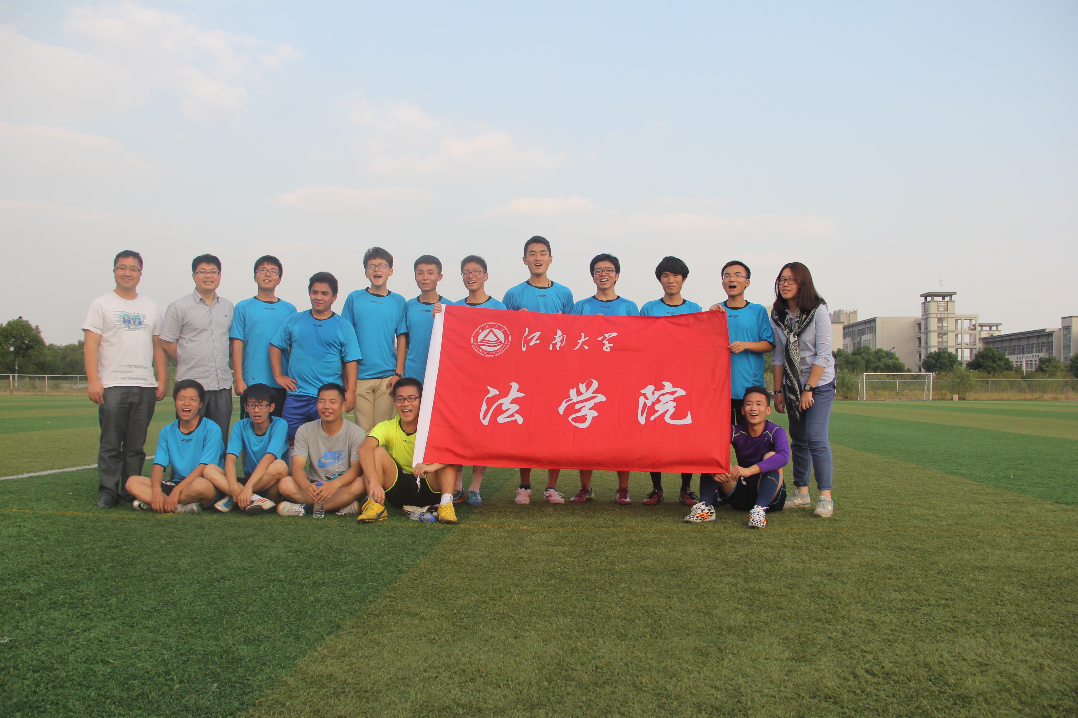 铭记拼搏，激扬青春——英国威廉希尔公司官网男足和校女足友谊赛圆满落幕