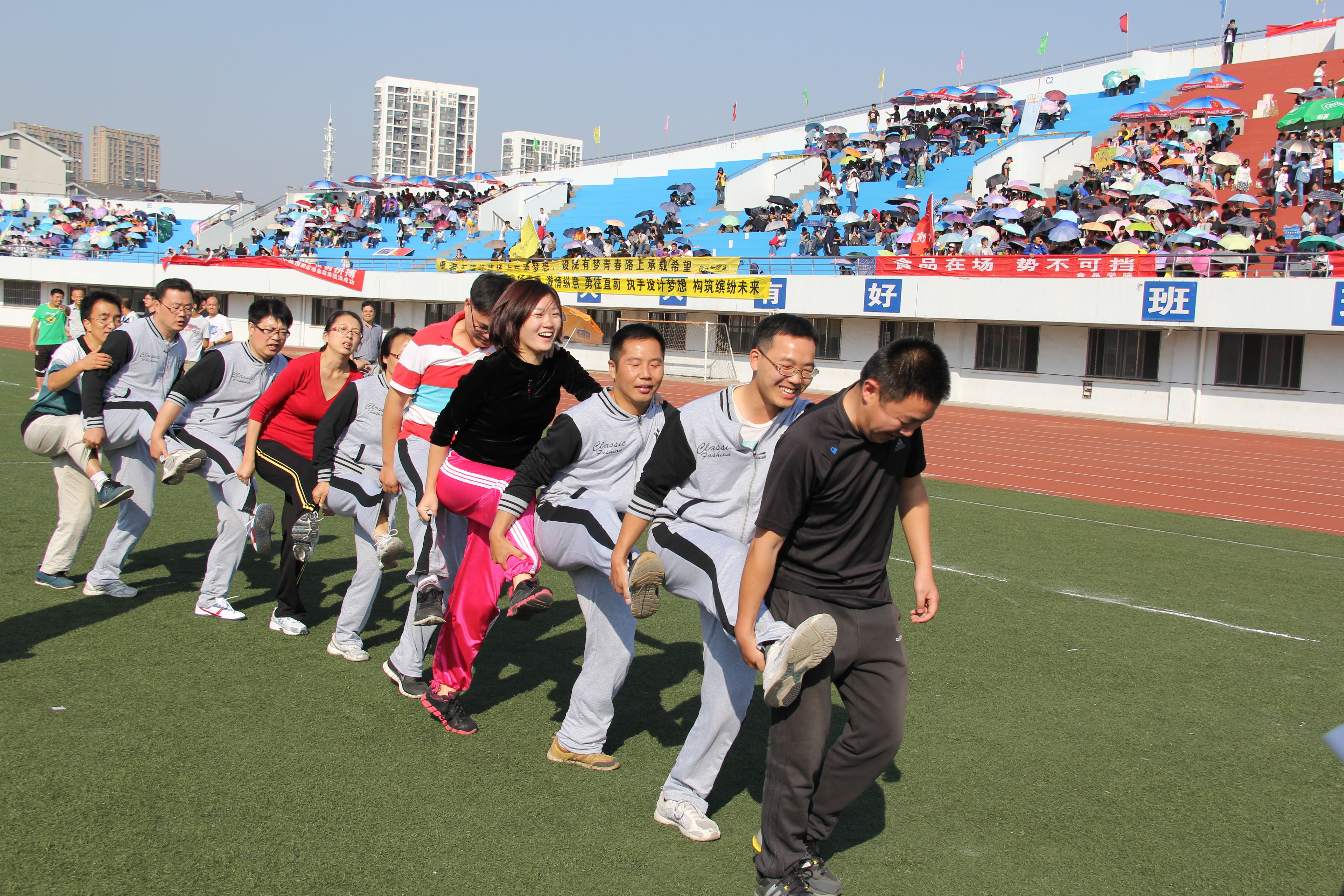 十月暖阳耀江大 法院青春正飞扬