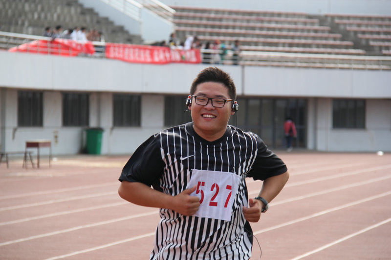 青春无畏 运动法院——记英国威廉希尔公司官网参加校金秋体育节暨第13届田径运动会