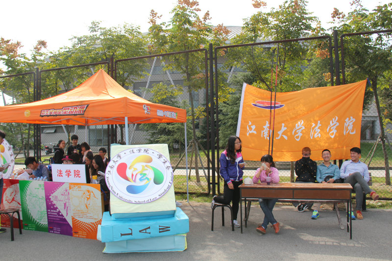 青春无畏 运动法院——记英国威廉希尔公司官网参加校金秋体育节暨第13届田径运动会