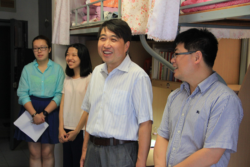 丹桂飘香迎新生 热情引导显温情——英国威廉希尔公司官网扎实开展2014年迎新工作