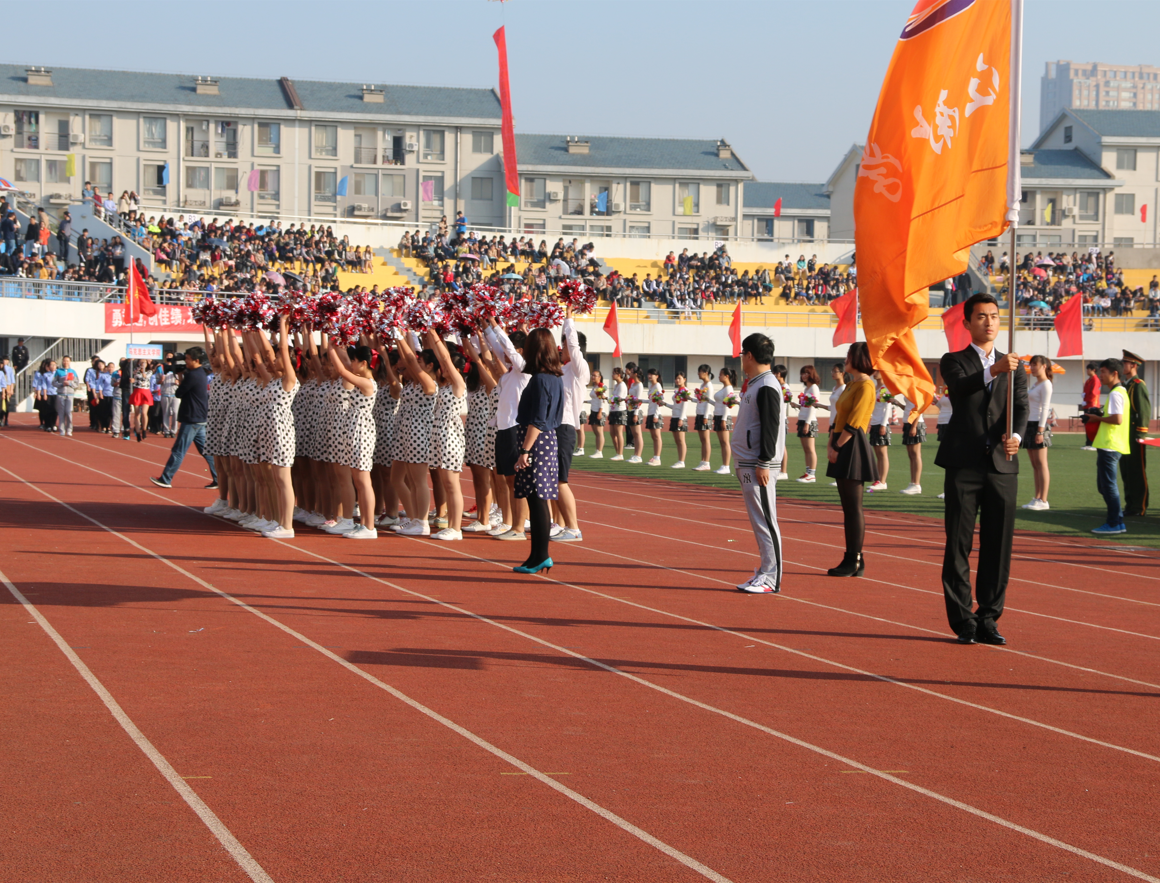 十月暖阳耀江大 法院青春正飞扬