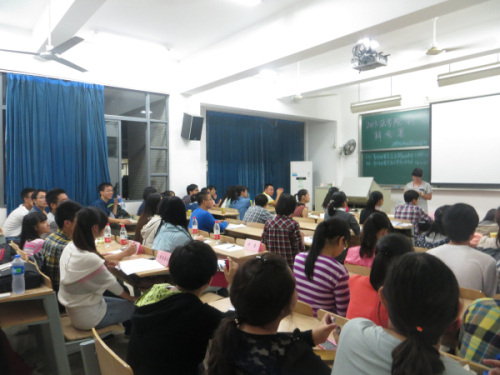 学院新生辩论赛拉开帷幕