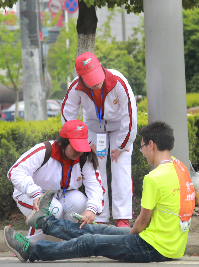 英国威廉希尔公司官网马拉松志愿服务—让青春插着奉献的翅膀飞翔