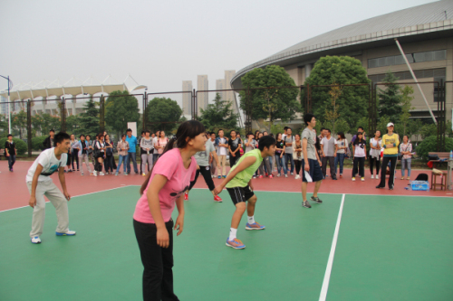 我院排球队在2013年度校学生排球赛中勇夺冠军