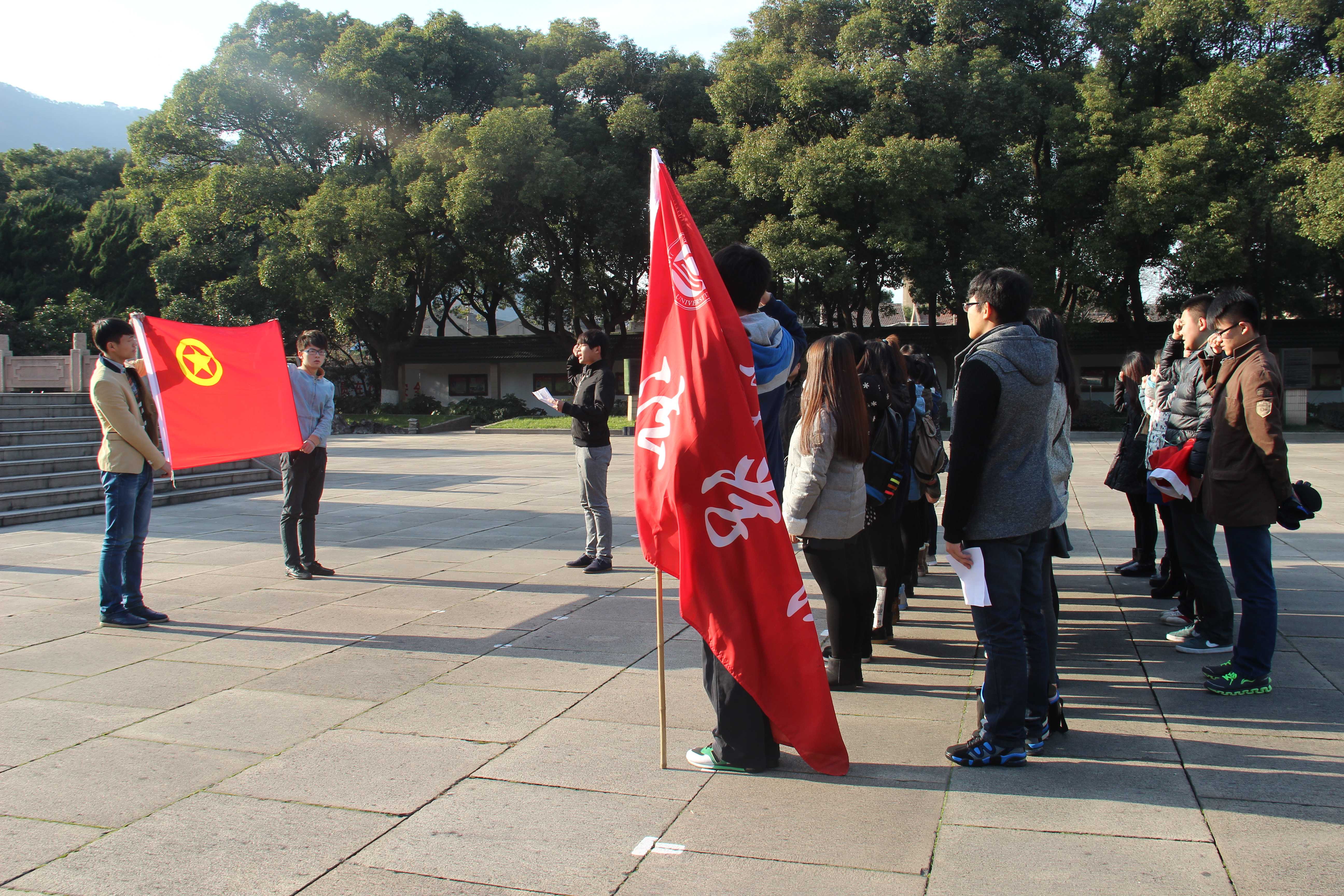 国家公祭 铭记历史 ——英国威廉希尔公司官网师生在无锡市烈士陵园举行公祭日纪念活动