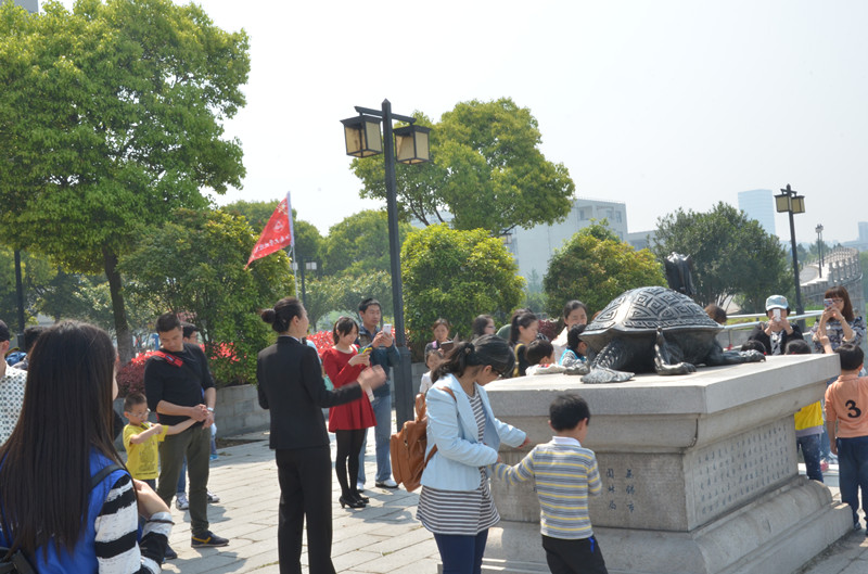 英国威廉希尔公司官网青年志愿者组织开展校园亲子服务活动