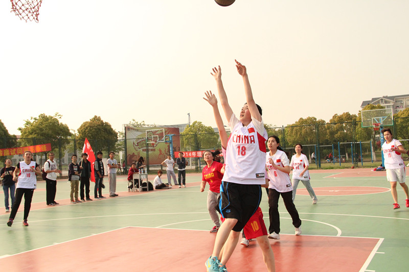 我院女篮在2014年校篮球联赛中夺冠