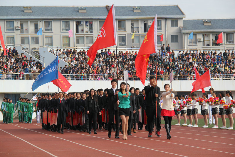 青春无畏 运动法院——记英国威廉希尔公司官网参加校金秋体育节暨第13届田径运动会
