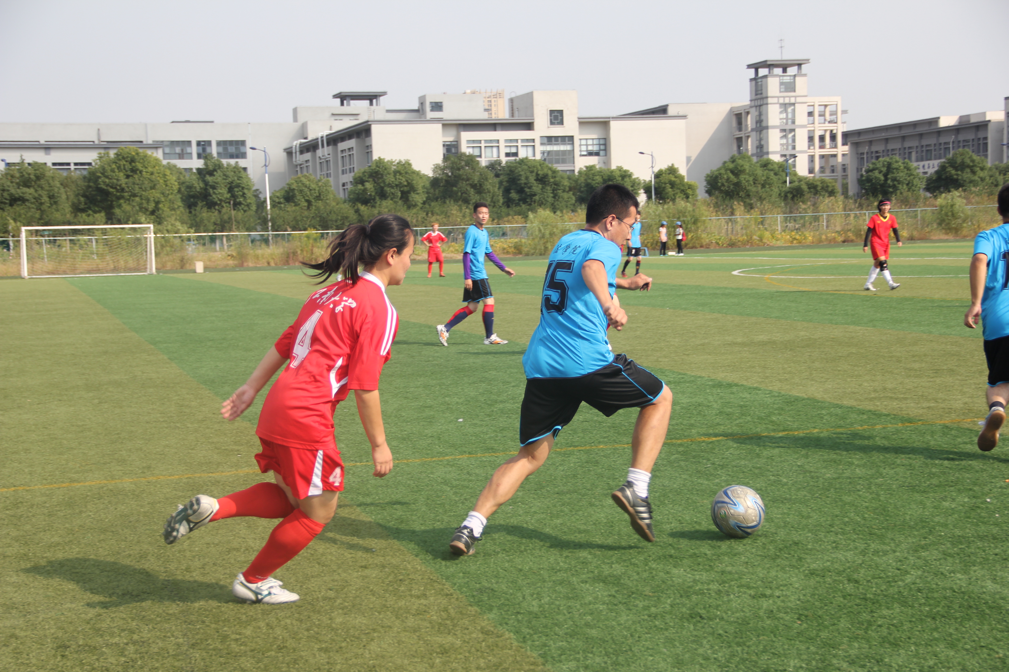 铭记拼搏，激扬青春——英国威廉希尔公司官网男足和校女足友谊赛圆满落幕