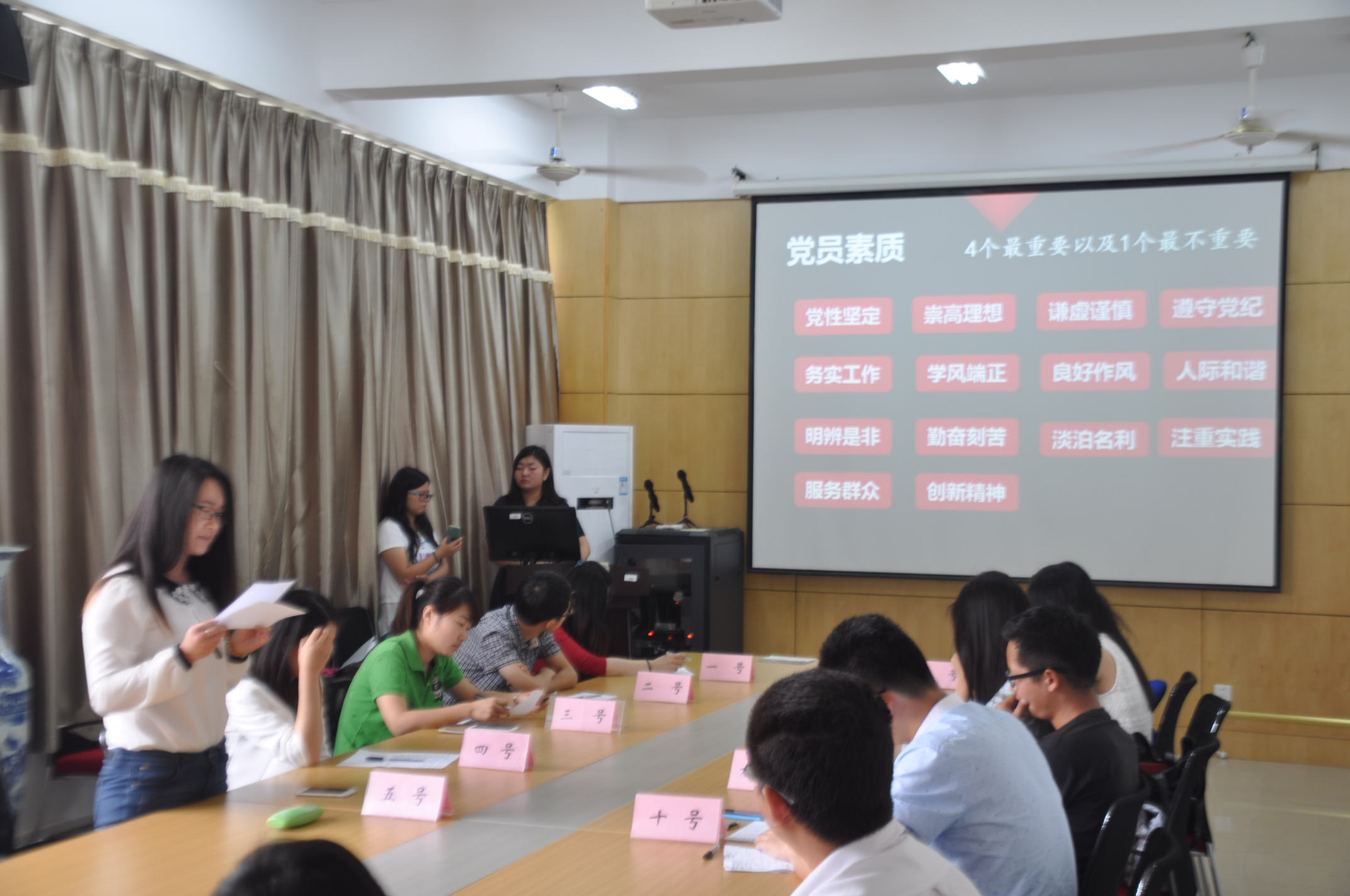 研究生院副院长谢卫忠出席英国威廉希尔公司官网研究生党支部组织生活会