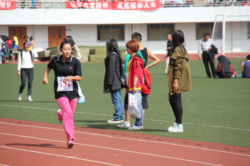 青春无畏 运动法院——记英国威廉希尔公司官网参加校金秋体育节暨第13届田径运动会