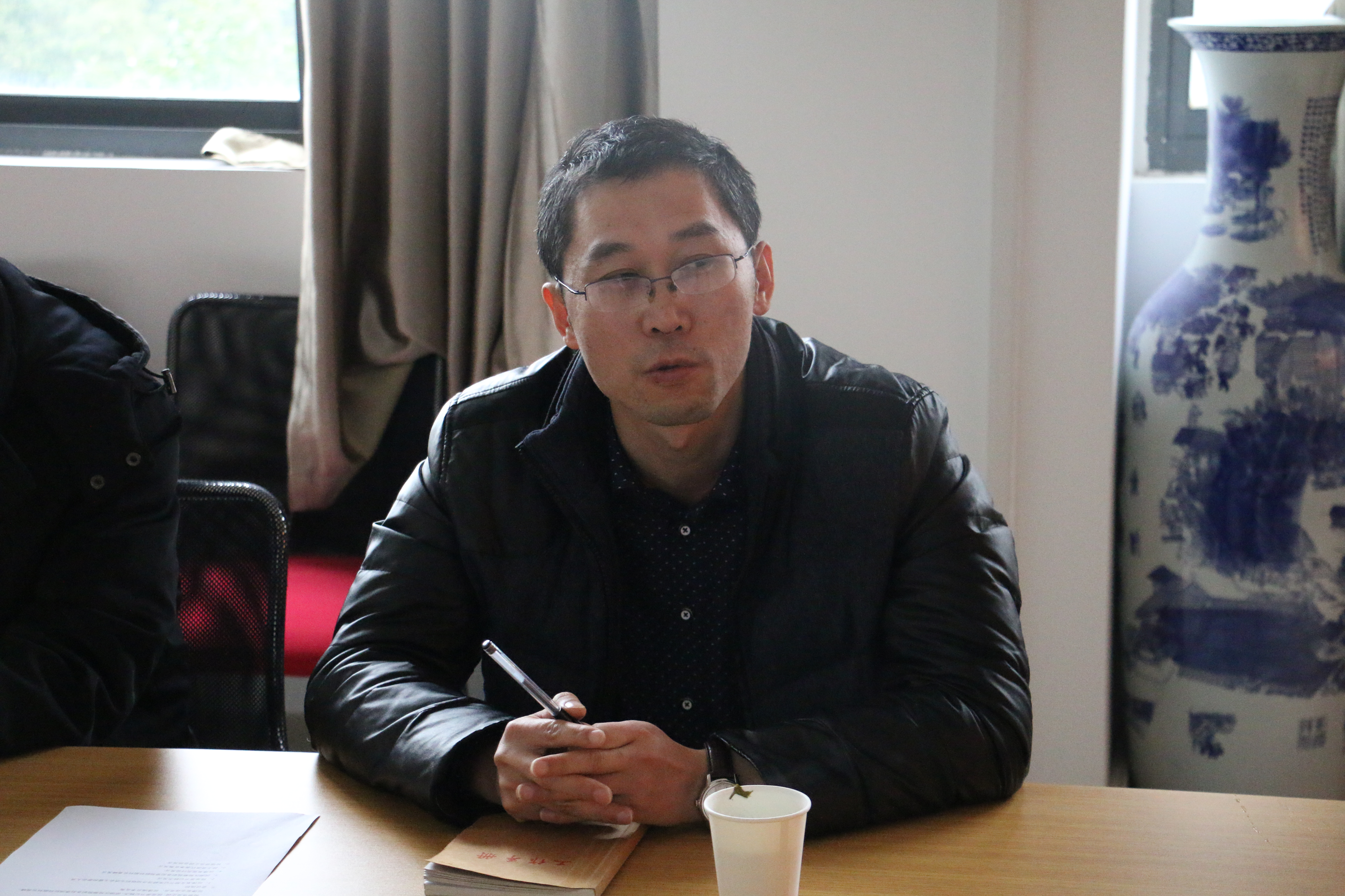 校长助理吴正国参加英国威廉希尔公司官网法律系教师党支部组织生活会