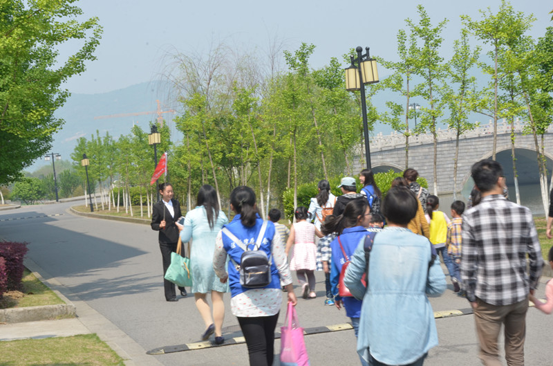 英国威廉希尔公司官网青年志愿者组织开展校园亲子服务活动